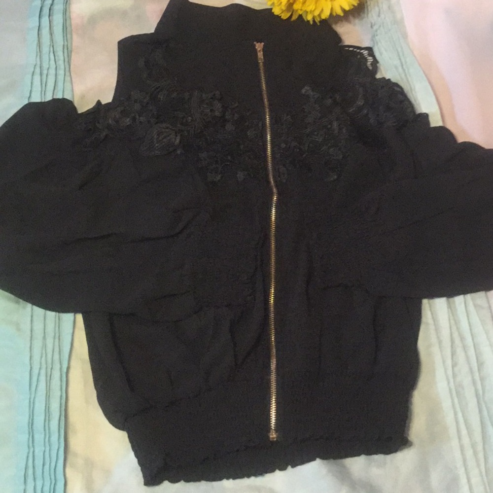 LAST 1💗FLATTERING BLACK COLD SHOULDER ZIP UP TOP - Picture 6 of 8
